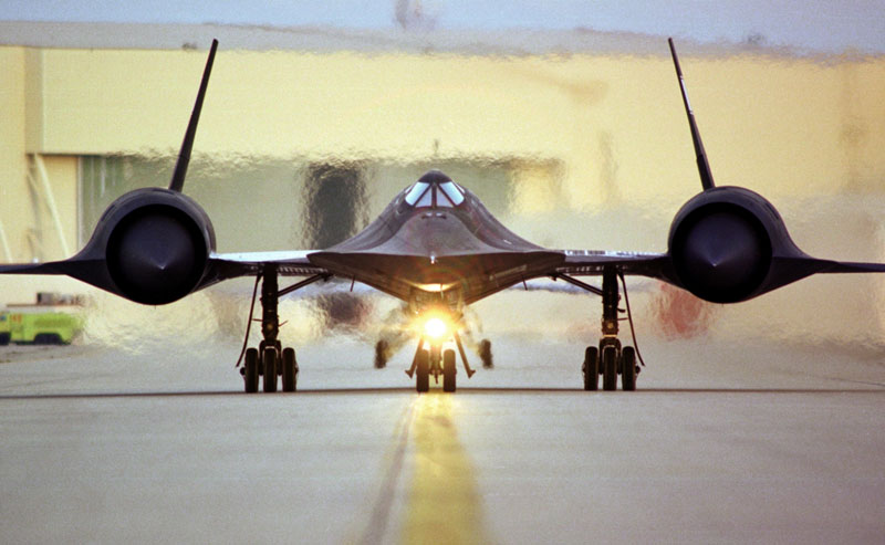 Illustration for article titled Fascinating photos reveal how they built the SR-71 Blackbird